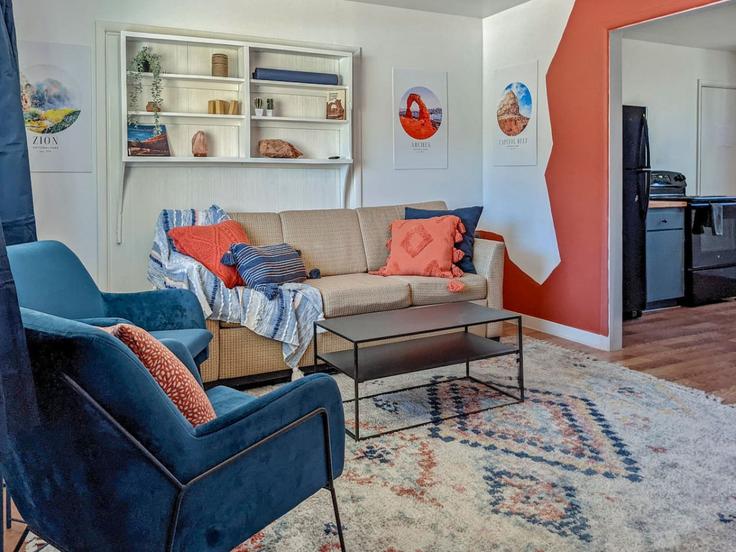 Kanab, Kanab에 위치한 Building East 100 North - conmigo-vacation-rentals - 1249856 아파트의 세련된 인테리어가 돋보이는 거실