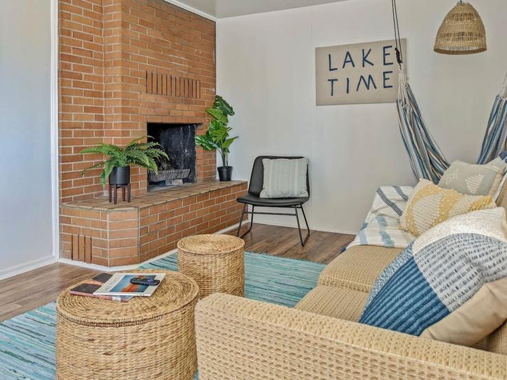 Building East 100 North - conmigo-vacation-rentals - 1249858 adresindeki bir dairede modern mobilyalarla zarif bir şekilde tasarlanmış oturma odası Kanab, Kanab