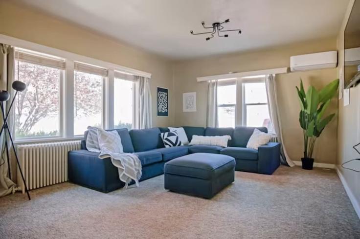 Elegante sala de estar con mobiliario moderno en un apartamento en Building East 100 North - conmigo-vacation-rentals - 1249860 - USA en Kanab, Kanab