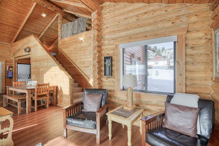 Building Henrys Lake Road - conmigo-vacation-rentals - 1249862 - USA adresindeki bir dairede modern mobilyalarla zarif bir şekilde tasarlanmış oturma odası Island Park, Island Park