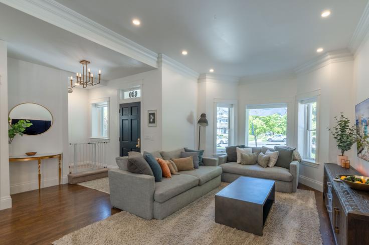 Sala de estar elegantemente projetada com móveis modernos em um apartamento no Building East 300 South - conmigo-vacation-rentals - 1249863 - USA em Salt Lake City, Salt Lake City Sala de estar elegantemente projetada com móveis modernos em um apartamento no Building East 300 South - conmigo-vacation-rentals - 1249863 - USA em Salt Lake City, Salt Lake City