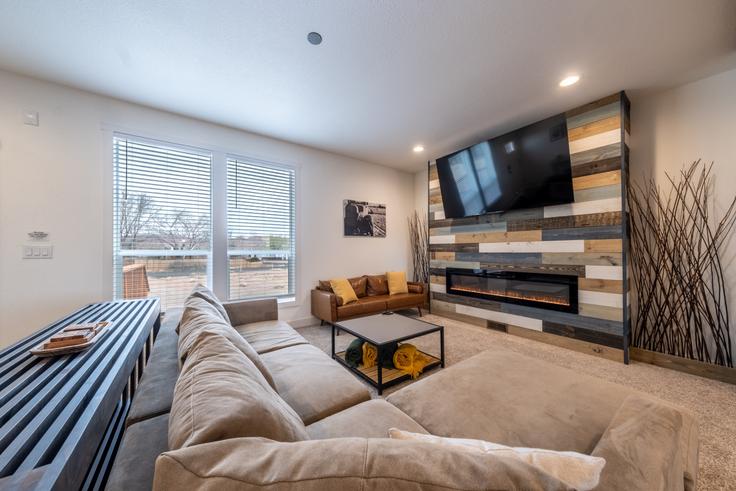 Elegante sala de estar con mobiliario moderno en un apartamento en Building West Vance Drive - conmigo-vacation-rentals - 1249895 en Kanab, Kanab
