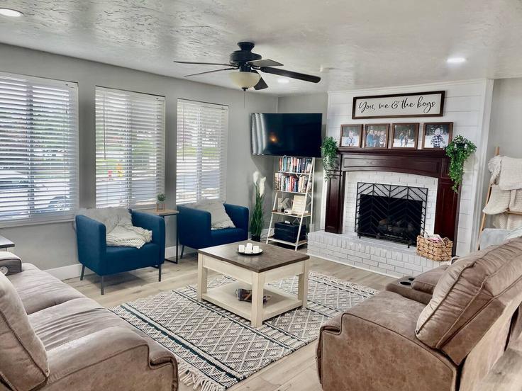 Elegant gestaltetes Wohnzimmer mit moderner Einrichtung in einer Wohnung im Building East 8280 South - conmigo-vacation-rentals - 1249902 - USA in Sandy, Sandy