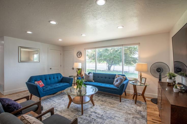 White City White CityのBuilding Sego Lily Drive - conmigo-vacation-rentals - 1253730 - USAのアパートメントにある、モダンな家具を備えたエレガントなデザインのリビングルーム White City White CityのBuilding Sego Lily Drive - conmigo-vacation-rentals - 1253730 - USAのアパートメントにある、モダンな家具を備えたエレガントなデザインのリビングルーム