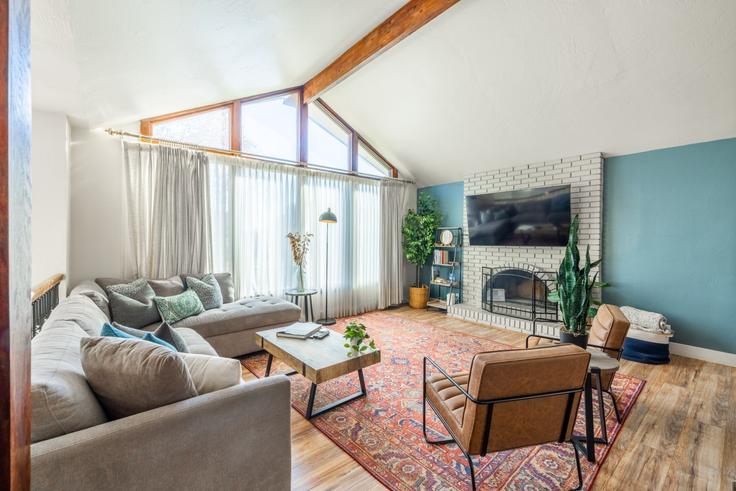 Sandy SandyのBuilding East 9800 South - conmigo-vacation-rentals - 1295138 - USAのアパートメントにある、モダンな家具を備えたエレガントなデザインのリビングルーム