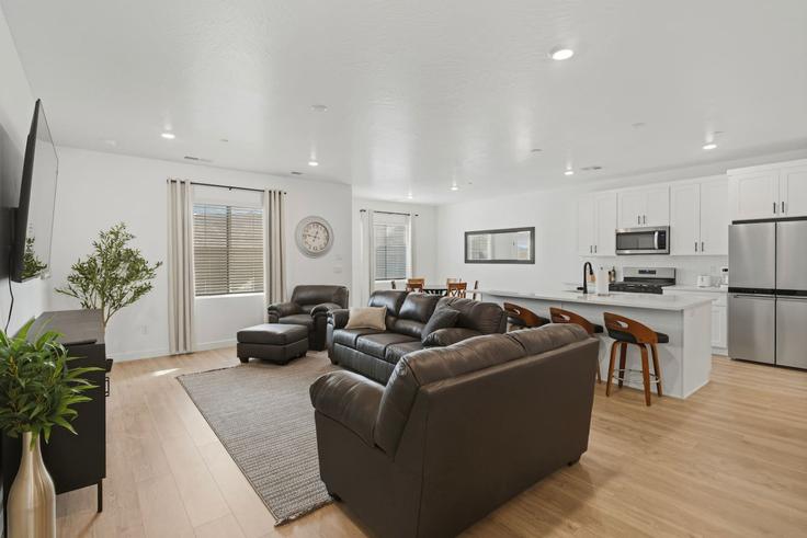 Washington WashingtonのBuilding Ripple Rock Drive - conmigo-vacation-rentals - 1373712のアパートメントにある、モダンな家具を備えたエレガントなデザインのリビングルーム