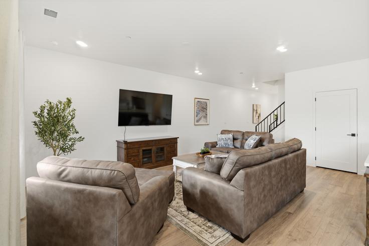 Washington WashingtonのBuilding Ripple Rock Drive - conmigo-vacation-rentals - 1373713のアパートメントにある、モダンな家具を備えたエレガントなデザインのリビングルーム