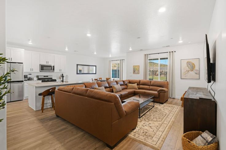 Washington WashingtonのBuilding Ripple Rock Drive - conmigo-vacation-rentals - 1373714のアパートメントにある、モダンな家具を備えたエレガントなデザインのリビングルーム