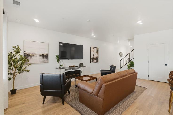 Washington WashingtonのBuilding Ripple Rock Drive - conmigo-vacation-rentals - 1373715のアパートメントにある、モダンな家具を備えたエレガントなデザインのリビングルーム