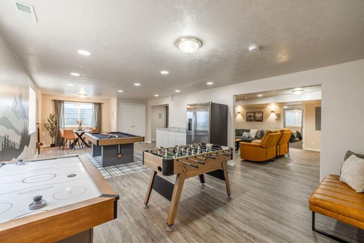 Salle de séjour élégante avec mobilier moderne dans un appartement à Building East Hickenlooper Way - conmigo-vacation-rentals - 1375929 à Draper, Draper