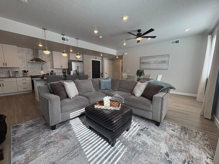 Sala de estar elegantemente projetada com móveis modernos em um apartamento no Building North Chapparell Drive - conmigo-vacation-rentals - 1504814 em Hurricane, Hurricane
