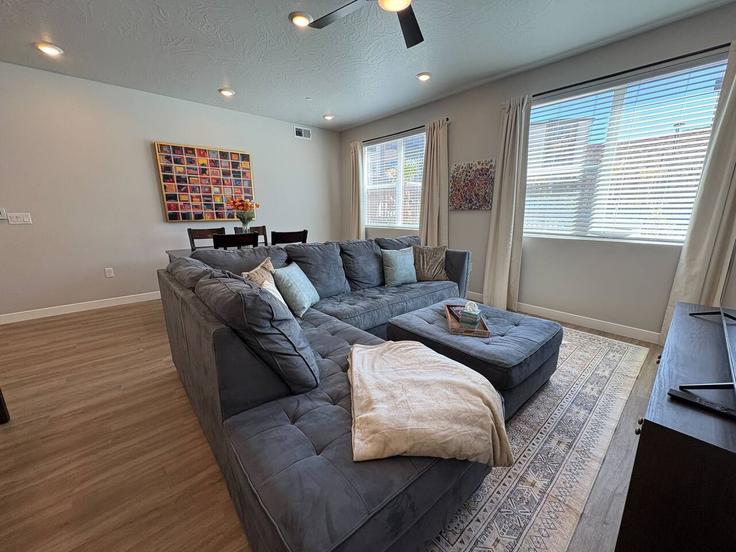 Sala de estar elegantemente projetada com móveis modernos em um apartamento no Building North Chapparell Drive - conmigo-vacation-rentals - 1504815 em Hurricane, Hurricane