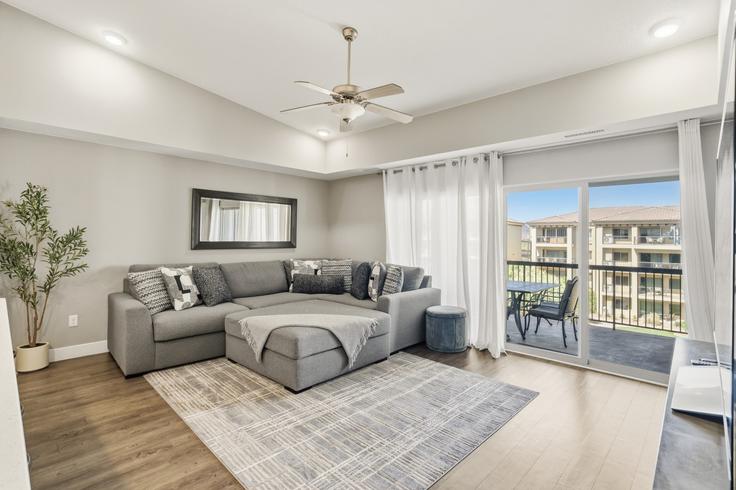 St. George St. GeorgeのBuilding Gap Canyon Parkway - conmigo-vacation-rentals - 1515245のアパートメントにある、モダンな家具を備えたエレガントなデザインのリビングルーム