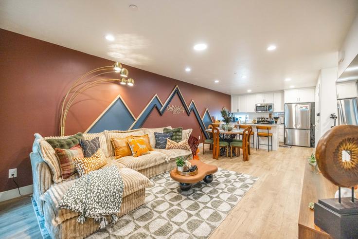 Building South 900 West - conmigo-vacation-rentals - 1610081 adresindeki bir dairede modern mobilyalarla zarif bir şekilde tasarlanmış oturma odası Salt Lake City, Salt Lake City Building South 900 West - conmigo-vacation-rentals - 1610081 adresindeki bir dairede modern mobilyalarla zarif bir şekilde tasarlanmış oturma odası Salt Lake City, Salt Lake City