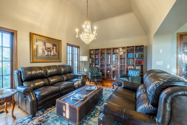 Sala de estar elegantemente projetada com móveis modernos em um apartamento no Building South 1185 East - conmigo-vacation-rentals - 1610082 em Sandy, Sandy