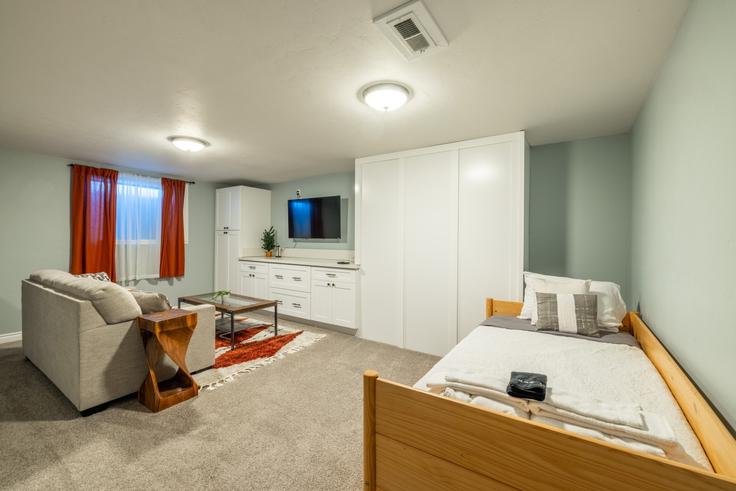 Elegant gestaltetes Wohnzimmer mit moderner Einrichtung in einer Wohnung im Building East Acoma Road - conmigo-vacation-rentals - 1631131 in Midvale, Midvale