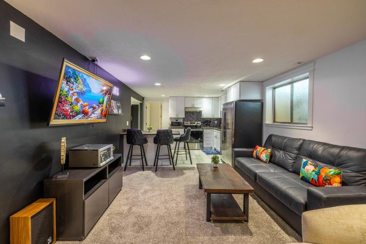Elegant gestaltetes Wohnzimmer mit moderner Einrichtung in einer Wohnung im Building East Acoma Road - conmigo-vacation-rentals - 1633775 in Midvale, Midvale
