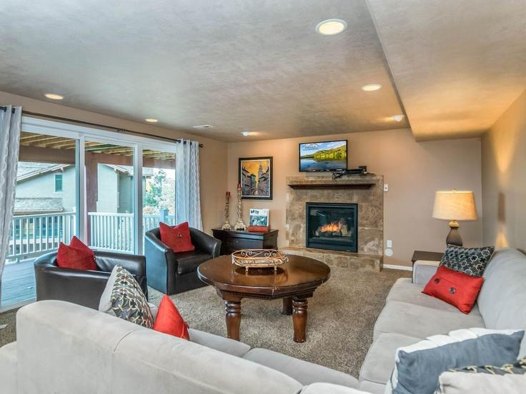Salle de séjour élégante avec mobilier moderne dans un appartement à Building Bear Hill Drive South - conmigo-vacation-rentals - 1643600 à Draper, Draper