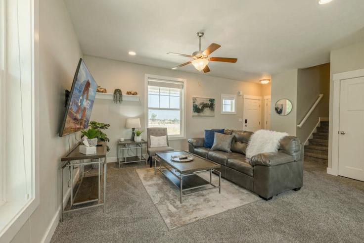 Elegant gestaltetes Wohnzimmer mit moderner Einrichtung in einer Wohnung im Building Bear Trap Drive - conmigo-vacation-rentals - 1249823 - USA in South Jordan, South Jordan