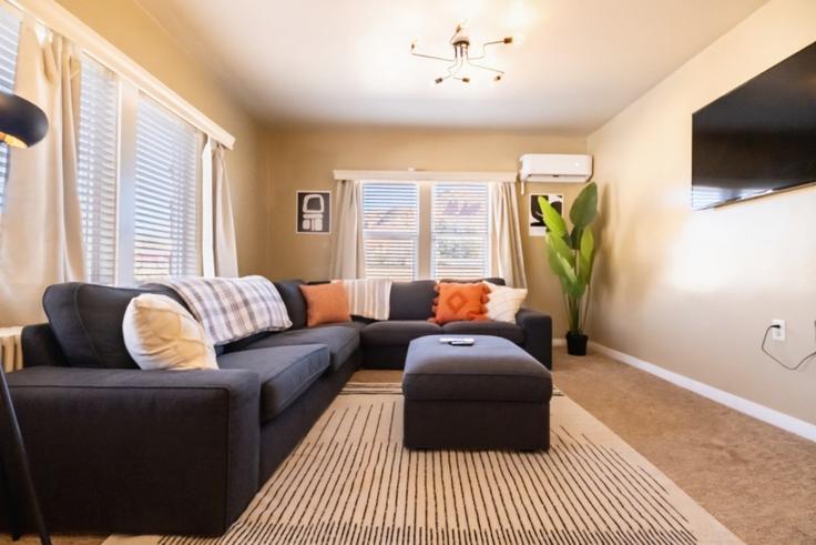 Building East 100 North - conmigo-vacation-rentals - 1249855 adresindeki bir dairede modern mobilyalarla zarif bir şekilde tasarlanmış oturma odası Kanab, Kanab