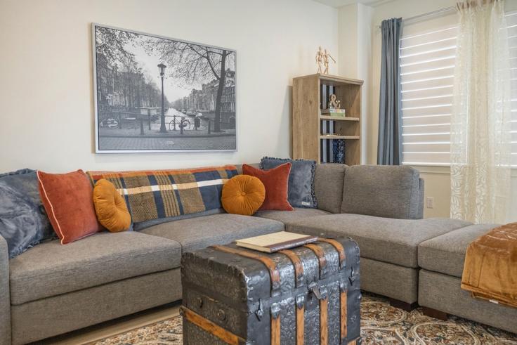 Elegante sala de estar con mobiliario moderno en un apartamento en Building South 680 East - conmigo-vacation-rentals - 1249845 - USA en American Fork, American Fork