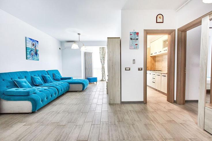 Mamaia-Sat, Mamaia-Sat에 위치한 Building Prelungirea D13 - constantin-mirauta - 1492283 유닛의 세련된 인테리어가 돋보이는 거실