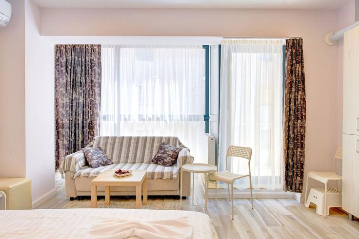 Elegante sala de estar con mobiliario moderno en un apartamento en Building Romania - constantin-mirauta - 1492251 en Constanța, Constanța Elegante sala de estar con mobiliario moderno en un apartamento en Building Romania - constantin-mirauta - 1492251 en Constanța, Constanța