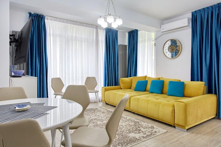 Elegante sala de estar con mobiliario moderno en un apartamento en Building Prelungirea D13 - constantin-mirauta - 1492257 en Mamaia-Sat, Mamaia-Sat