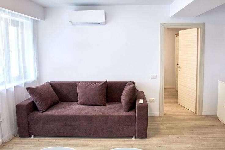 Elegante sala de estar con mobiliario moderno en un apartamento en Building Romania - constantin-mirauta - 1492270 en Mamaia-Sat, Mamaia-Sat Elegante sala de estar con mobiliario moderno en un apartamento en Building Romania - constantin-mirauta - 1492270 en Mamaia-Sat, Mamaia-Sat
