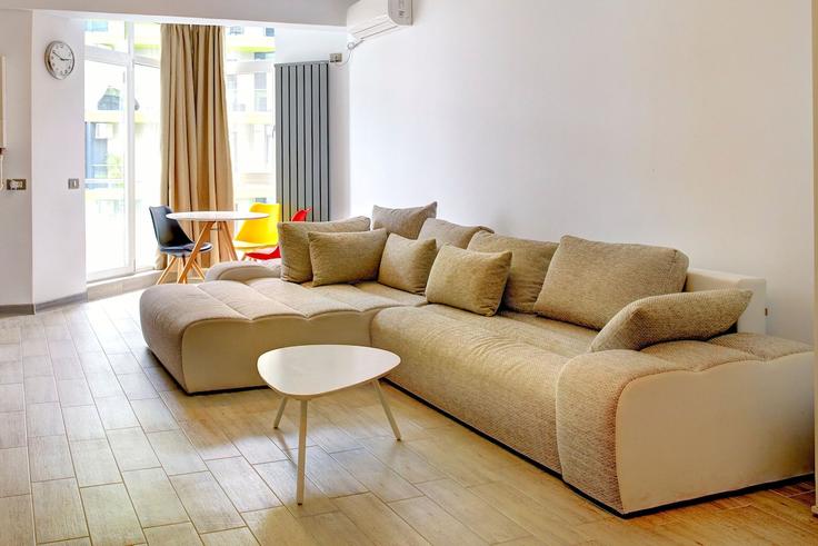 Elegante sala de estar con mobiliario moderno en un apartamento en Building Aleea D 30 - constantin-mirauta - 1492260 en Mamaia-Sat, Mamaia-Sat Elegante sala de estar con mobiliario moderno en un apartamento en Building Aleea D 30 - constantin-mirauta - 1492260 en Mamaia-Sat, Mamaia-Sat