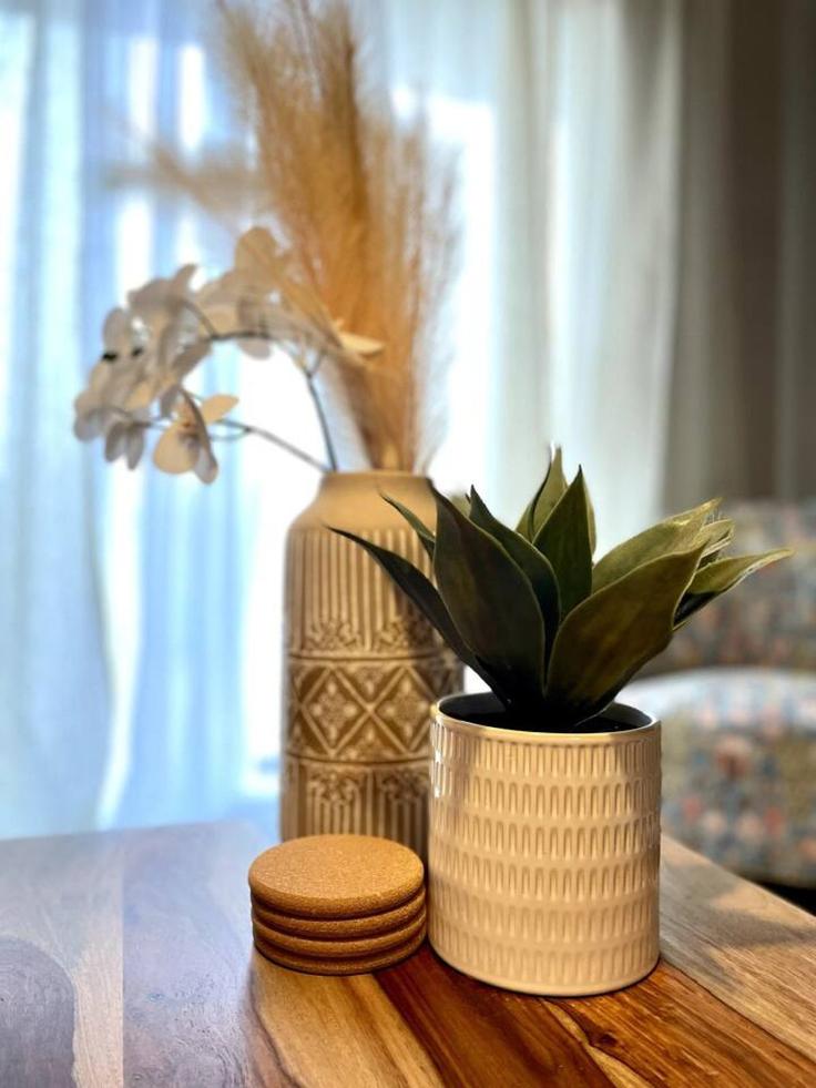 Building 100 Street Northwest - contigo-properties - 1308598 - TOR adresindeki bir dairede modern mobilyalarla zarif bir şekilde tasarlanmış oturma odası Lancaster Park, Edmonton Building 100 Street Northwest - contigo-properties - 1308598 - TOR adresindeki bir dairede modern mobilyalarla zarif bir şekilde tasarlanmış oturma odası Lancaster Park, Edmonton