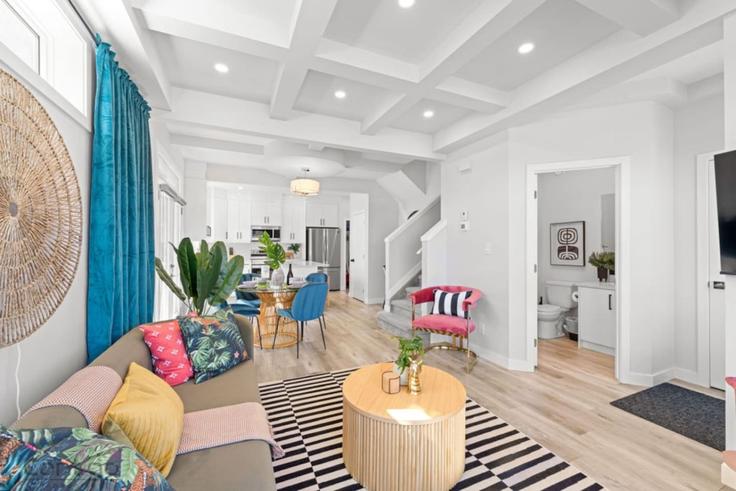 Building 97 Avenue Northwest - contigo-properties - 1308603 adresindeki bir dairede modern mobilyalarla zarif bir şekilde tasarlanmış oturma odası Edmonton, Edmonton Building 97 Avenue Northwest - contigo-properties - 1308603 adresindeki bir dairede modern mobilyalarla zarif bir şekilde tasarlanmış oturma odası Edmonton, Edmonton