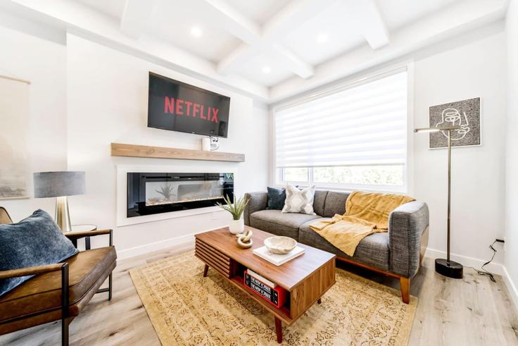 Edmonton EdmontonのBuilding 97 Avenue Northwest - contigo-properties - 1308606 - TORのアパートメントにある、モダンな家具を備えたエレガントなデザインのリビングルーム Edmonton EdmontonのBuilding 97 Avenue Northwest - contigo-properties - 1308606 - TORのアパートメントにある、モダンな家具を備えたエレガントなデザインのリビングルーム