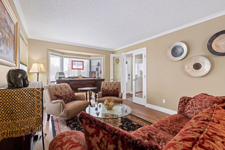 Elegante sala de estar con mobiliario moderno en un apartamento en Building 93 Avenue Northwest - contigo-properties - 1308625 - TOR en Edmonton, Edmonton Elegante sala de estar con mobiliario moderno en un apartamento en Building 93 Avenue Northwest - contigo-properties - 1308625 - TOR en Edmonton, Edmonton