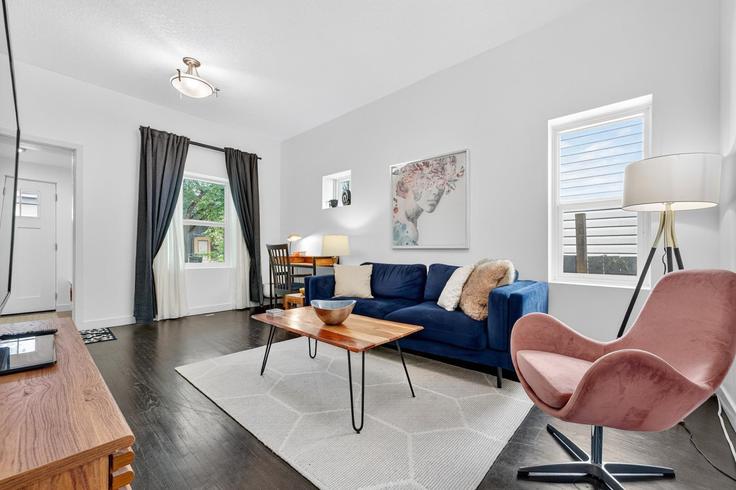 Elegant gestaltetes Wohnzimmer mit moderner Einrichtung in einer Wohnung im Building 89 Street Northwest - contigo-properties - 1308647 - TOR in Edmonton, Edmonton Elegant gestaltetes Wohnzimmer mit moderner Einrichtung in einer Wohnung im Building 89 Street Northwest - contigo-properties - 1308647 - TOR in Edmonton, Edmonton