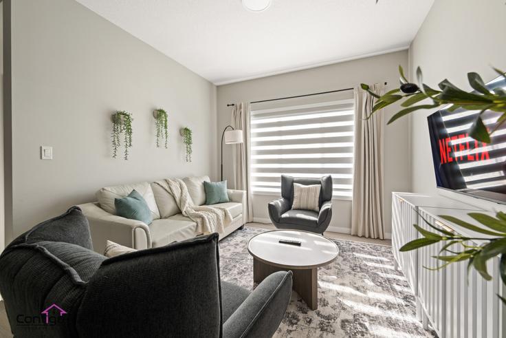 Building Edgemont Link Northwest - contigo-properties - 1363966 adresindeki bir dairede modern mobilyalarla zarif bir şekilde tasarlanmış oturma odası Edmonton, Edmonton