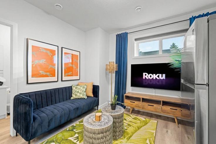 Salle de séjour élégante avec mobilier moderne dans un appartement à Building 97 Avenue Northwest - contigo-properties - 1308602 à Edmonton, Edmonton