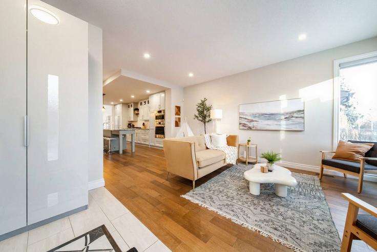 Elegante sala de estar con mobiliario moderno en un apartamento en Building 132 Street Northwest - contigo-properties - 1308611 en Edmonton, Edmonton Elegante sala de estar con mobiliario moderno en un apartamento en Building 132 Street Northwest - contigo-properties - 1308611 en Edmonton, Edmonton