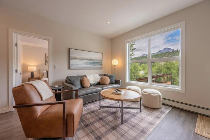 Elegante sala de estar con mobiliario moderno en un apartamento en Building 7 Street North - contigo-properties - 1308638 en Golden, Golden