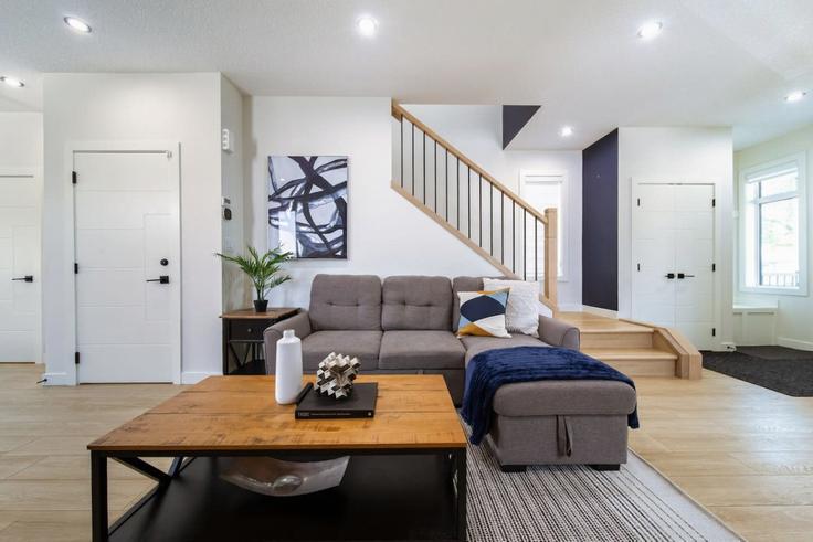 Edmonton, Edmonton에 위치한 Building 150 Street Northwest - contigo-properties - 1308619 아파트의 세련된 인테리어가 돋보이는 거실