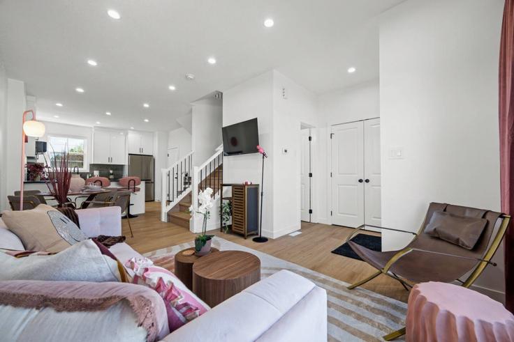 Salle de séjour élégante avec mobilier moderne dans un appartement à Building 155 Street Northwest - contigo-properties - 1308632 - TOR à Edmonton, Edmonton Salle de séjour élégante avec mobilier moderne dans un appartement à Building 155 Street Northwest - contigo-properties - 1308632 - TOR à Edmonton, Edmonton