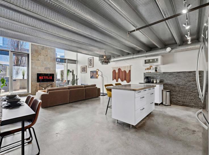 Elegante sala de estar con mobiliario moderno en un apartamento en Building 107 Street Northwest - contigo-properties - 1308630 - TOR en Edmonton, Edmonton