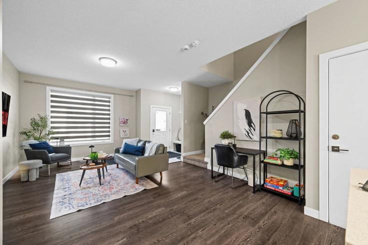 Elegante sala de estar con mobiliario moderno en un apartamento en Building 92 Street Northwest - contigo-properties - 1471309 en Edmonton, Edmonton Elegante sala de estar con mobiliario moderno en un apartamento en Building 92 Street Northwest - contigo-properties - 1471309 en Edmonton, Edmonton