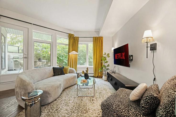Salle de séjour élégante avec mobilier moderne dans un appartement à Building 83 Avenue Northwest - contigo-properties - 1630405 à Edmonton, Edmonton