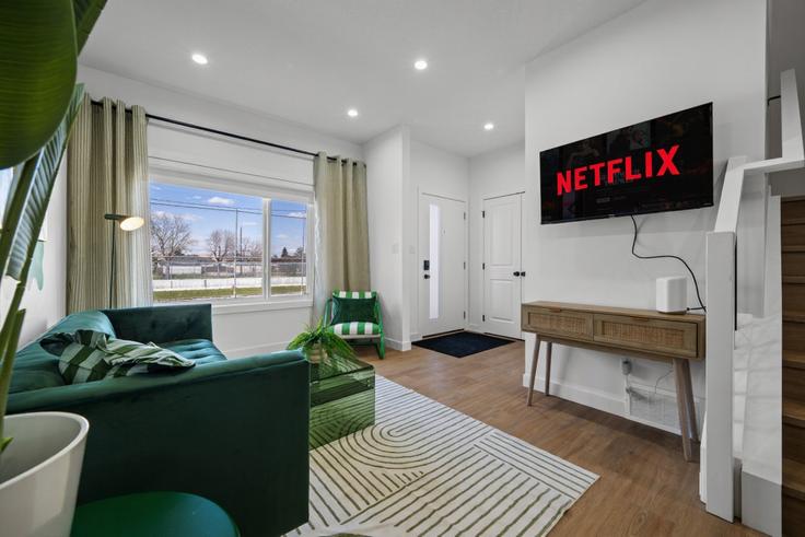 Salle de séjour élégante avec mobilier moderne dans un appartement à Building 155 Street Northwest - contigo-properties - 1308631 - TOR à Edmonton, Edmonton Salle de séjour élégante avec mobilier moderne dans un appartement à Building 155 Street Northwest - contigo-properties - 1308631 - TOR à Edmonton, Edmonton