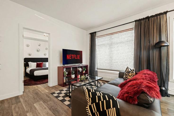 Edmonton, Edmonton에 위치한 Building 83 Avenue Northwest - contigo-properties - 1630404 유닛의 세련된 인테리어가 돋보이는 거실 Edmonton, Edmonton에 위치한 Building 83 Avenue Northwest - contigo-properties - 1630404 유닛의 세련된 인테리어가 돋보이는 거실