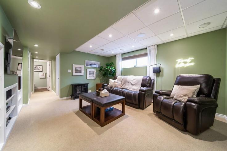 Sala de estar elegantemente projetada com móveis modernos em um apartamento no Building 17 Avenue Southwest - contigo-properties - 1308610 em Edmonton, Edmonton Sala de estar elegantemente projetada com móveis modernos em um apartamento no Building 17 Avenue Southwest - contigo-properties - 1308610 em Edmonton, Edmonton