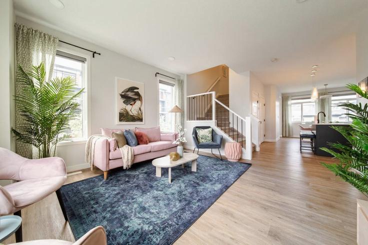 Building Podersky Link Southwest - contigo-properties - 1308612 adresindeki bir dairede modern mobilyalarla zarif bir şekilde tasarlanmış oturma odası Edmonton, Edmonton Building Podersky Link Southwest - contigo-properties - 1308612 adresindeki bir dairede modern mobilyalarla zarif bir şekilde tasarlanmış oturma odası Edmonton, Edmonton