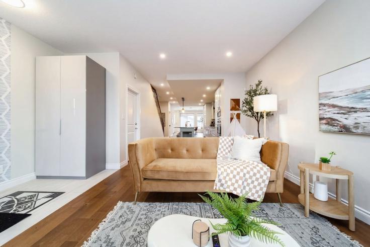 Building 132 Street Northwest - contigo-properties - 1308611 adresindeki bir dairede modern mobilyalarla zarif bir şekilde tasarlanmış oturma odası Edmonton, Edmonton Building 132 Street Northwest - contigo-properties - 1308611 adresindeki bir dairede modern mobilyalarla zarif bir şekilde tasarlanmış oturma odası Edmonton, Edmonton