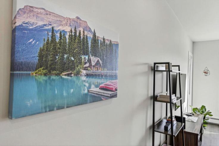 Elegante sala de estar con mobiliario moderno en un apartamento en Building 7 Street North - contigo-properties - 1353837 en Golden, Golden